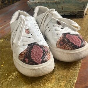 Trendy White Sneakers with Pink Snake Print